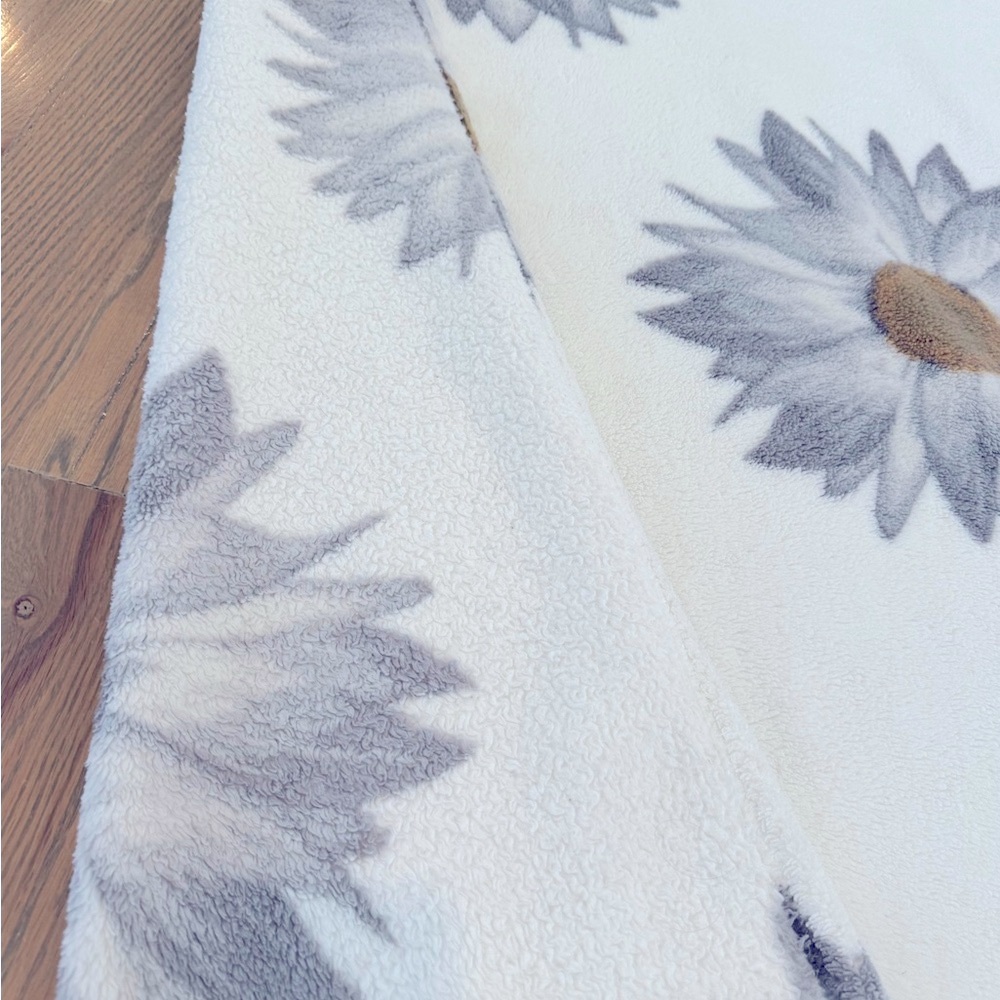 Floral Patterned Blanket - Picture 4 of 5